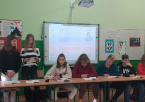 Uczniowie klasy VIIb czytają "Balladynę" J. Słowackiego