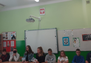 Uczniowie klasy VIIa czytają "Balladynę" J. Słowackiego