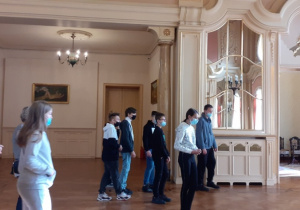 Uczniowie zwiedzają pałac Izraela Poznańskiego