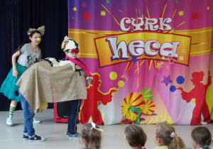 Zabawy uczniów z artystami cyrku "Heca"