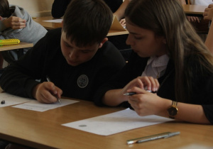 Uczniowie podczas rozwiązywania zadań