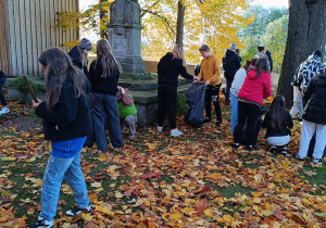 Uczniowie kl. 7 oczyścili nagrobek i alejki z jesiennych liści.