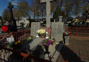 Pomnik ofiar II wojny światowej na cmentarzu w Łaznowie