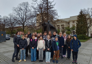 Wolontariusze pod pomnikiem Jana Pawła II